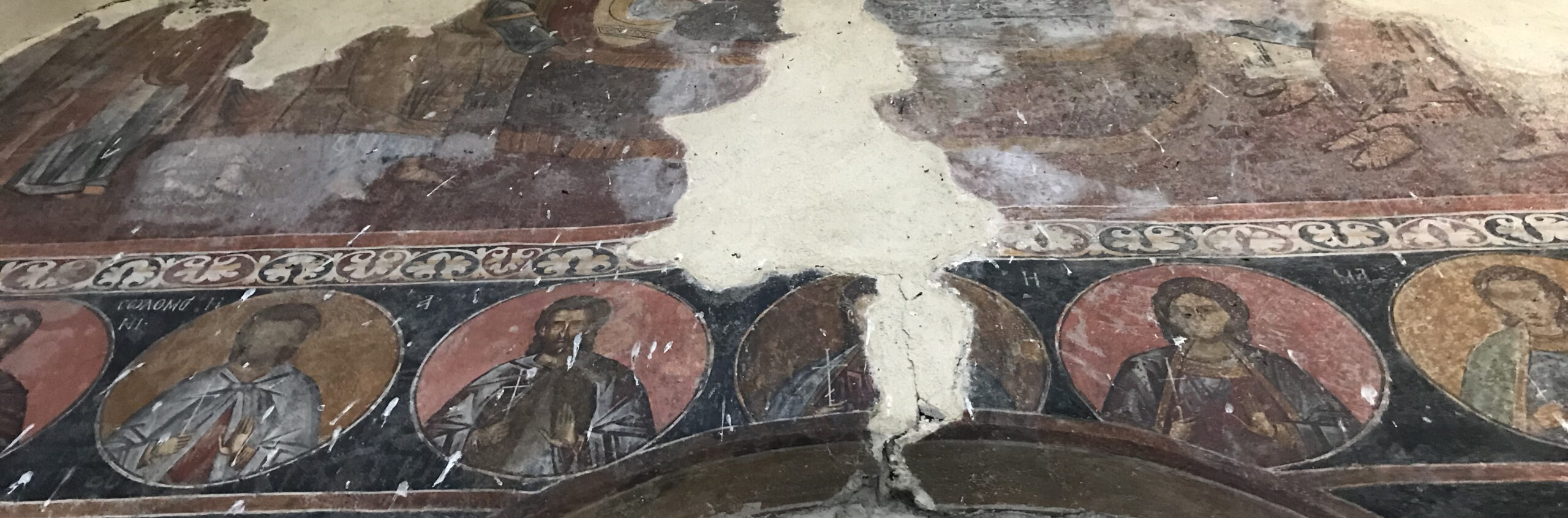 Kirkon osittain säilyneitä freskoja 1300-luvulta